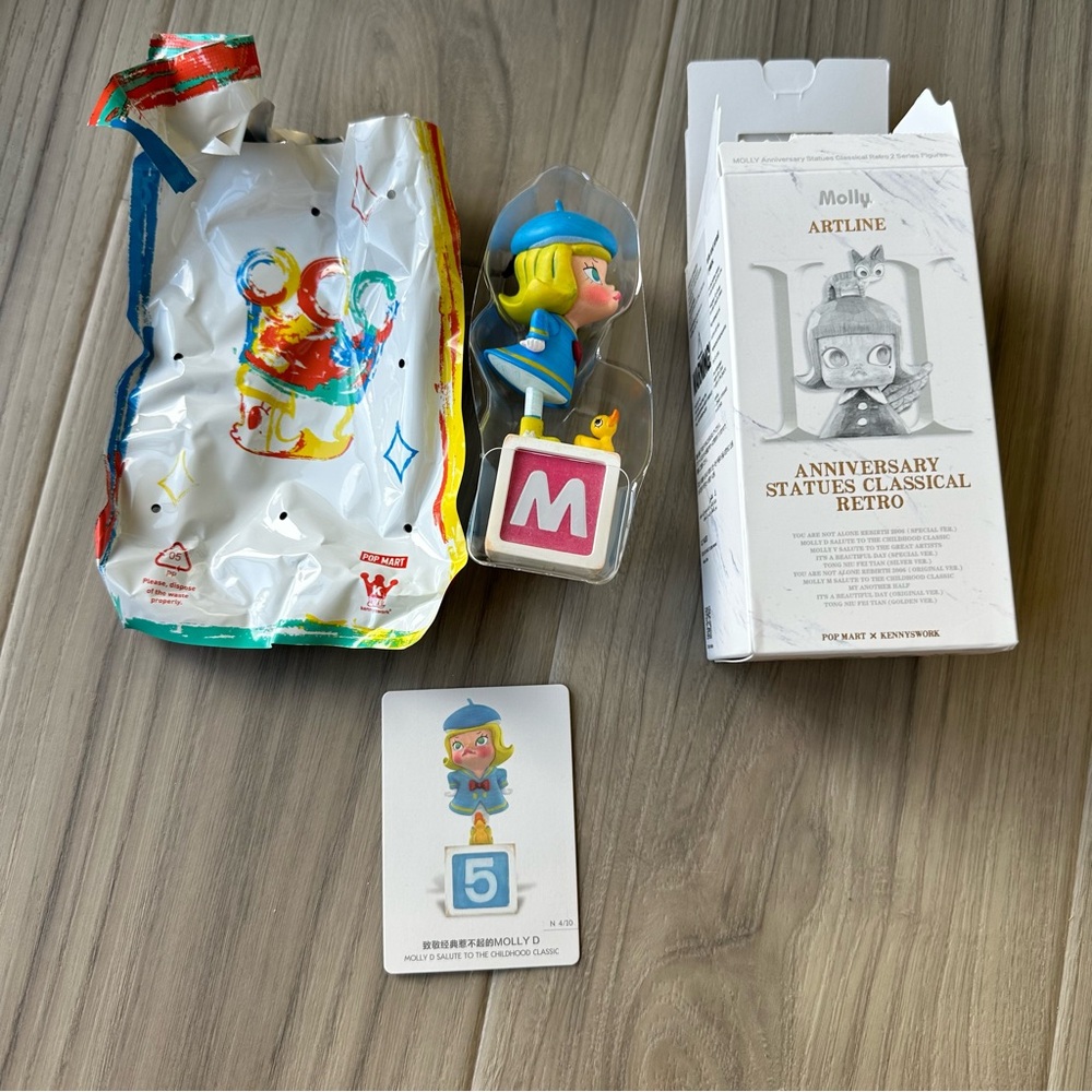 Molly ARTLINE Anniversary Statues MOLLY D Salute to the childhood classic